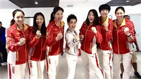 超萌身高差！林志穎出席樂迷狂歡夜　與女排球員合照變迷你。資料來源林志穎臉書