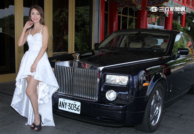 海倫清桃第三年發行公益年曆主題「勇敢」、「善良」和「幫助」。（記者邱榮吉/攝影）