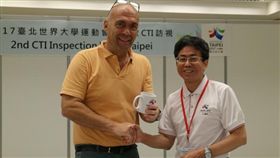 世大運副執行長薛春明特別感謝FISU工作團隊提供的專業建議，特別致贈臺北世大運專屬的紀念款杯子予夏季世大運主任Marc Vandenplas。（翻攝自世大運官網）