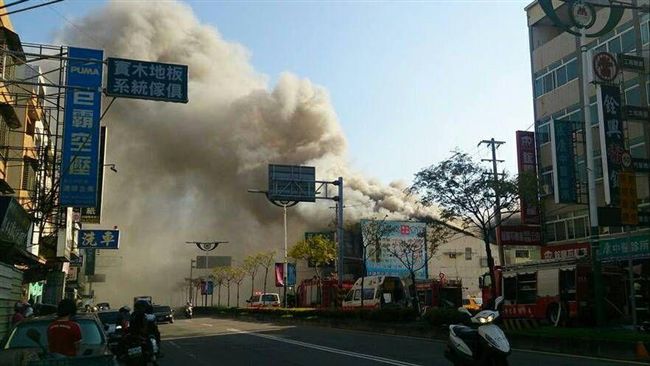 員林吳神父按摩館大火　警消封路搶救