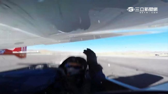 影／驚！特技飛機駕駛險遭機翼斷頭