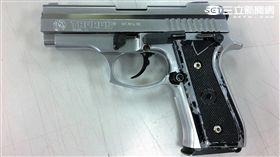 陳嫌攜帶仿真手槍投案被依妨害秩序罪移送法辦（翻攝畫面）