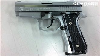 狂男挺友開槍阻追兵　今凌晨帶槍投案