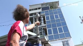 玻璃整片懸掛窗外　鄰居：削下來穩死