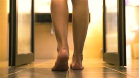 赤腳／達志影像