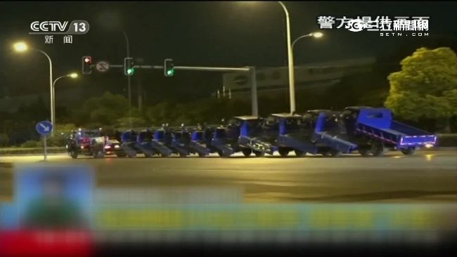 貨車變火車！拖10輛三輪車滿街跑