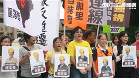 反迫遷團體行政院前抗議。（記者盧素梅攝）