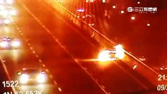 疑閃車失控　國道自撞護欄燒成火球