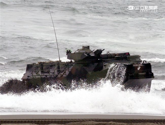 海軍陸戰隊幾乎勝任所有地形作戰的AAV7A1兩棲突擊車，可進行連續7個小時的兩棲水面航行操作， 是目前全世界性能最優異的兩棲戰鬥車輛。（記者邱榮吉/攝影）