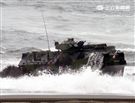 海軍陸戰隊幾乎勝任所有地形作戰的AAV7A1兩棲突擊車，可進行連續7個小時的兩棲水面航行操作， 是目前全世界性能最優異的兩棲戰鬥車輛。（記者邱榮吉/攝影）