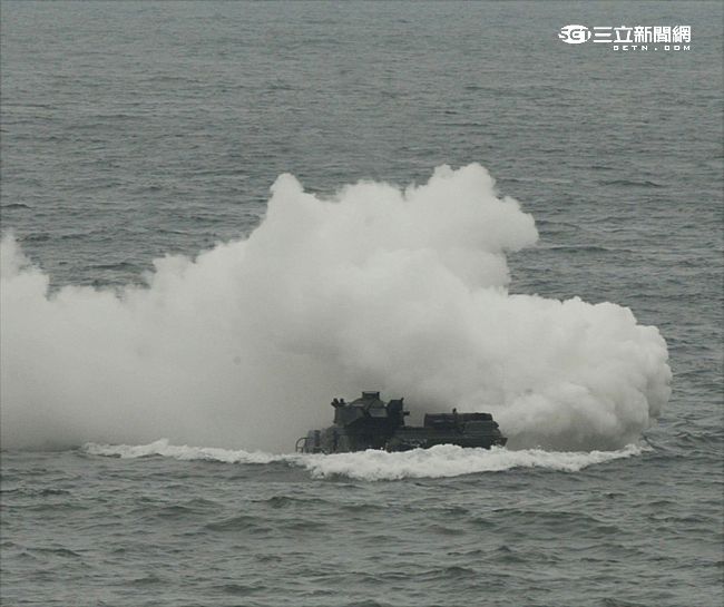 海軍陸戰隊幾乎勝任所有地形作戰的AAV7A1兩棲突擊車，可進行連續7個小時的兩棲水面航行操作， 是目前全世界性能最優異的兩棲戰鬥車輛。（記者邱榮吉/攝影）