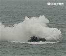 海軍陸戰隊幾乎勝任所有地形作戰的AAV7A1兩棲突擊車，可進行連續7個小時的兩棲水面航行操作， 是目前全世界性能最優異的兩棲戰鬥車輛。（記者邱榮吉/攝影）