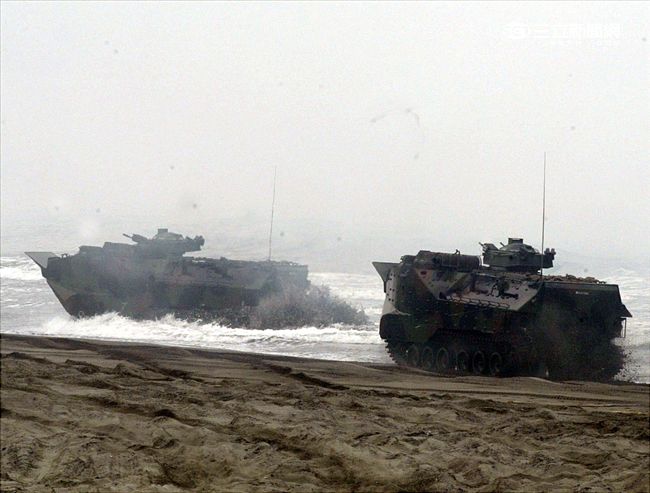 海軍陸戰隊幾乎勝任所有地形作戰的AAV7A1兩棲突擊車，可進行連續7個小時的兩棲水面航行操作， 是目前全世界性能最優異的兩棲戰鬥車輛。（記者邱榮吉/攝影）