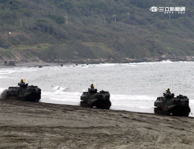 海軍陸戰隊幾乎勝任所有地形作戰的AAV7A1兩棲突擊車，可進行連續7個小時的兩棲水面航行操作， 是目前全世界性能最優異的兩棲戰鬥車輛。（記者邱榮吉/攝影）