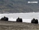 海軍陸戰隊幾乎勝任所有地形作戰的AAV7A1兩棲突擊車，可進行連續7個小時的兩棲水面航行操作， 是目前全世界性能最優異的兩棲戰鬥車輛。（記者邱榮吉/攝影）
