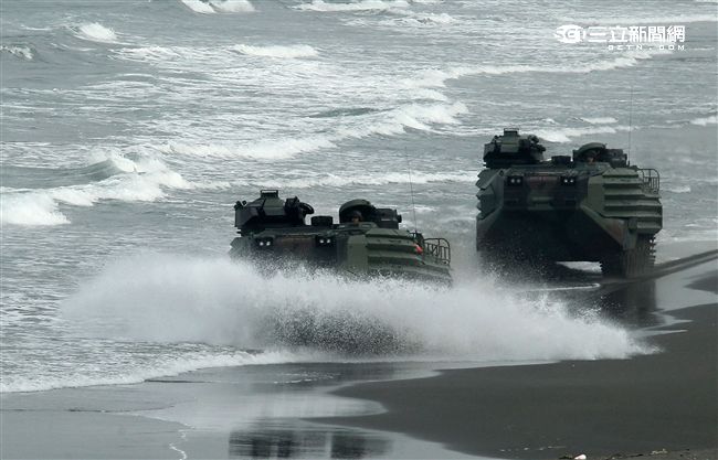 海軍陸戰隊幾乎勝任所有地形作戰的AAV7A1兩棲突擊車，可進行連續7個小時的兩棲水面航行操作， 是目前全世界性能最優異的兩棲戰鬥車輛。（記者邱榮吉/攝影）