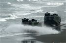 海軍陸戰隊幾乎勝任所有地形作戰的AAV7A1兩棲突擊車，可進行連續7個小時的兩棲水面航行操作， 是目前全世界性能最優異的兩棲戰鬥車輛。（記者邱榮吉/攝影）