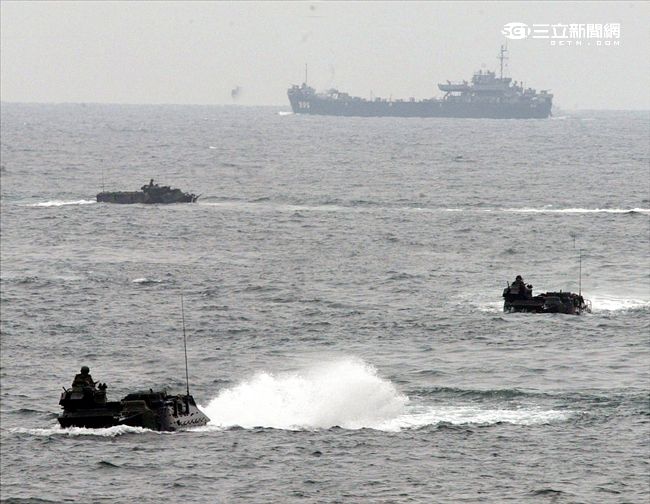 海軍陸戰隊幾乎勝任所有地形作戰的AAV7A1兩棲突擊車，可進行連續7個小時的兩棲水面航行操作， 是目前全世界性能最優異的兩棲戰鬥車輛。（記者邱榮吉/攝影）