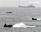 海軍陸戰隊幾乎勝任所有地形作戰的AAV7A1兩棲突擊車，可進行連續7個小時的兩棲水面航行操作， 是目前全世界性能最優異的兩棲戰鬥車輛。（記者邱榮吉/攝影）
