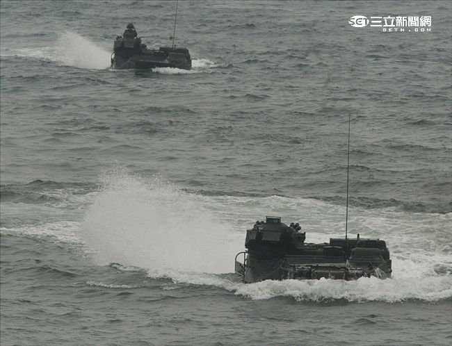 海軍陸戰隊幾乎勝任所有地形作戰的AAV7A1兩棲突擊車，可進行連續7個小時的兩棲水面航行操作， 是目前全世界性能最優異的兩棲戰鬥車輛。（記者邱榮吉/攝影）