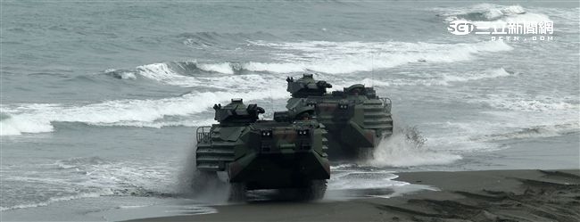 海軍陸戰隊幾乎勝任所有地形作戰的AAV7A1兩棲突擊車，可進行連續7個小時的兩棲水面航行操作， 是目前全世界性能最優異的兩棲戰鬥車輛。（記者邱榮吉/攝影）