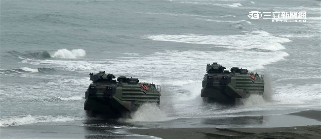海軍陸戰隊幾乎勝任所有地形作戰的AAV7A1兩棲突擊車，可進行連續7個小時的兩棲水面航行操作， 是目前全世界性能最優異的兩棲戰鬥車輛。（記者邱榮吉/攝影）