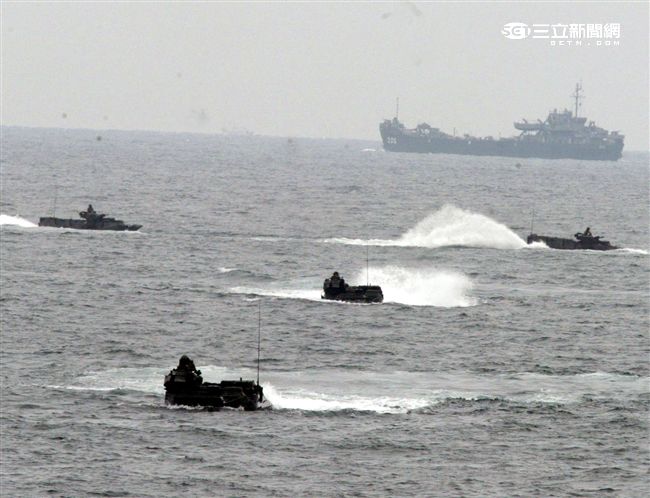 海軍陸戰隊幾乎勝任所有地形作戰的AAV7A1兩棲突擊車，可進行連續7個小時的兩棲水面航行操作， 是目前全世界性能最優異的兩棲戰鬥車輛。（記者邱榮吉/攝影）