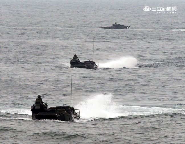 海軍陸戰隊幾乎勝任所有地形作戰的AAV7A1兩棲突擊車，可進行連續7個小時的兩棲水面航行操作， 是目前全世界性能最優異的兩棲戰鬥車輛。（記者邱榮吉/攝影）