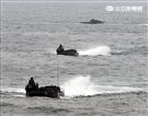 海軍陸戰隊幾乎勝任所有地形作戰的AAV7A1兩棲突擊車，可進行連續7個小時的兩棲水面航行操作， 是目前全世界性能最優異的兩棲戰鬥車輛。（記者邱榮吉/攝影）
