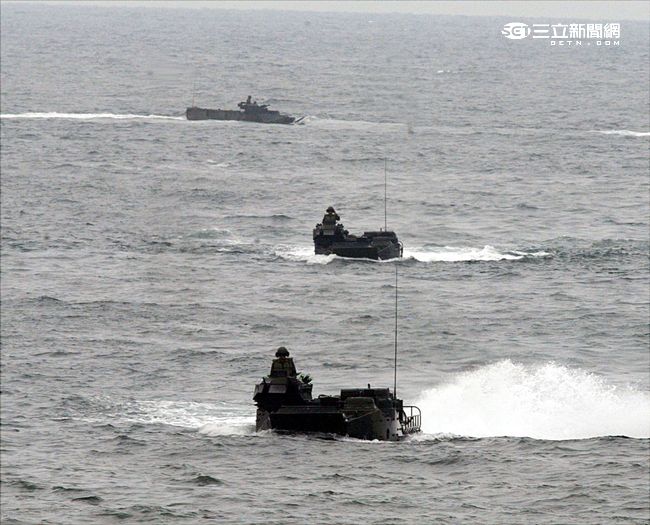 海軍陸戰隊幾乎勝任所有地形作戰的AAV7A1兩棲突擊車，可進行連續7個小時的兩棲水面航行操作， 是目前全世界性能最優異的兩棲戰鬥車輛。（記者邱榮吉/攝影）