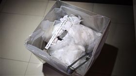 桃園機場一名清潔工在機場第一航廈管制區外的廁所打掃時，意外發現垃圾桶（圖）內放置一只銀色彈匣，航警初步釐清後，發現彈匣內夾有8顆疑似達姆彈，已經展開追查。（航警局提供）
中央社記者管瑞平桃園機場傳真　105年9月22日 16:9