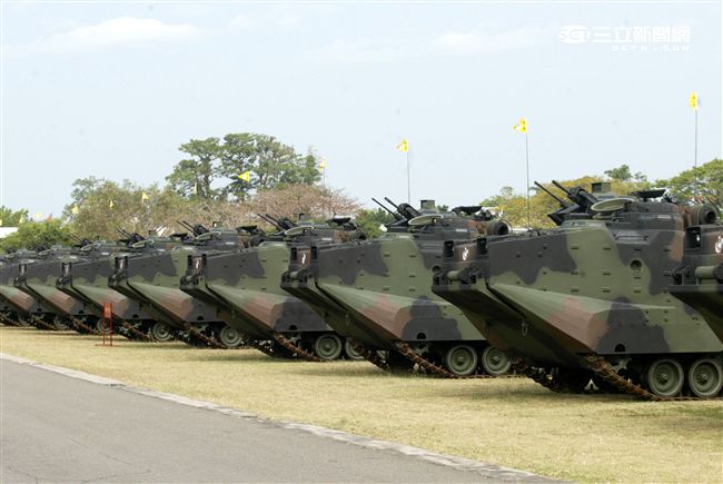 海軍陸戰隊幾乎勝任所有地形作戰的AAV7A1兩棲突擊車，可進行連續7個小時的兩棲水面航行操作， 是目前全世界性能最優異的兩棲戰鬥車輛。 。（記者邱榮吉/攝影）
