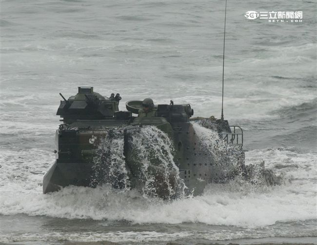 海軍陸戰隊幾乎勝任所有地形作戰的AAV7A1兩棲突擊車，可進行連續7個小時的兩棲水面航行操作， 是目前全世界性能最優異的兩棲戰鬥車輛。 。（記者邱榮吉/攝影）