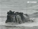 海軍陸戰隊幾乎勝任所有地形作戰的AAV7A1兩棲突擊車，可進行連續7個小時的兩棲水面航行操作， 是目前全世界性能最優異的兩棲戰鬥車輛。 。（記者邱榮吉/攝影）