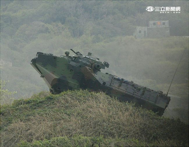 海軍陸戰隊幾乎勝任所有地形作戰的AAV7A1兩棲突擊車，可進行連續7個小時的兩棲水面航行操作， 是目前全世界性能最優異的兩棲戰鬥車輛。 。（記者邱榮吉/攝影）
