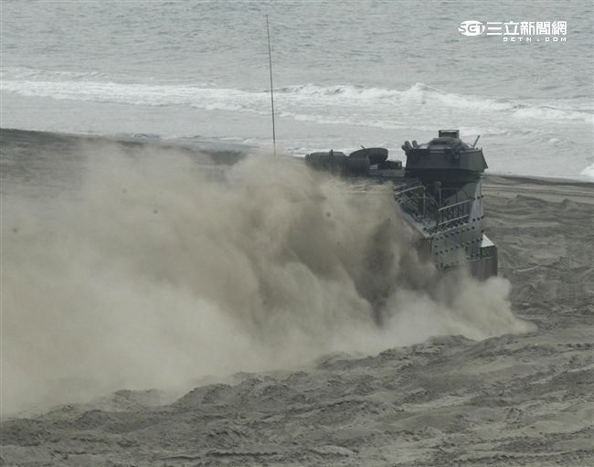 海軍陸戰隊幾乎勝任所有地形作戰的AAV7A1兩棲突擊車，可進行連續7個小時的兩棲水面航行操作， 是目前全世界性能最優異的兩棲戰鬥車輛。 。（記者邱榮吉/攝影）
