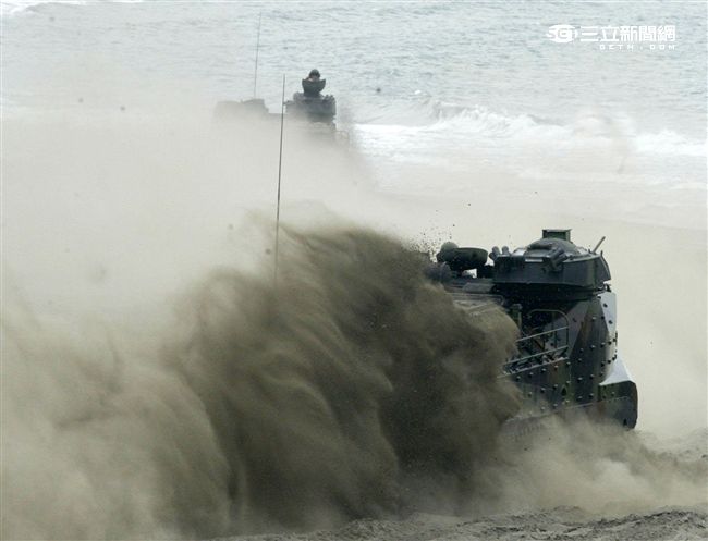 海軍陸戰隊幾乎勝任所有地形作戰的AAV7A1兩棲突擊車，可進行連續7個小時的兩棲水面航行操作， 是目前全世界性能最優異的兩棲戰鬥車輛。 。（記者邱榮吉/攝影）