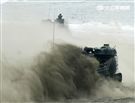 海軍陸戰隊幾乎勝任所有地形作戰的AAV7A1兩棲突擊車，可進行連續7個小時的兩棲水面航行操作， 是目前全世界性能最優異的兩棲戰鬥車輛。 。（記者邱榮吉/攝影）