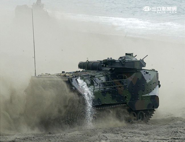 海軍陸戰隊幾乎勝任所有地形作戰的AAV7A1兩棲突擊車，可進行連續7個小時的兩棲水面航行操作， 是目前全世界性能最優異的兩棲戰鬥車輛。 。（記者邱榮吉/攝影）