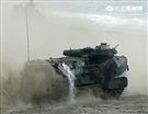 海軍陸戰隊幾乎勝任所有地形作戰的AAV7A1兩棲突擊車，可進行連續7個小時的兩棲水面航行操作， 是目前全世界性能最優異的兩棲戰鬥車輛。 。（記者邱榮吉/攝影）