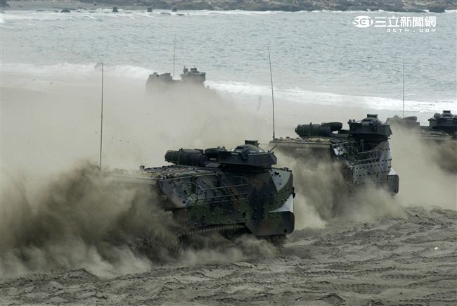 海軍陸戰隊幾乎勝任所有地形作戰的AAV7A1兩棲突擊車，可進行連續7個小時的兩棲水面航行操作， 是目前全世界性能最優異的兩棲戰鬥車輛。 。（記者邱榮吉/攝影）