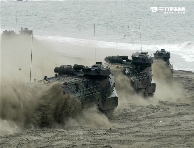 海軍陸戰隊幾乎勝任所有地形作戰的AAV7A1兩棲突擊車，可進行連續7個小時的兩棲水面航行操作， 是目前全世界性能最優異的兩棲戰鬥車輛。 。（記者邱榮吉/攝影）