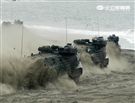 海軍陸戰隊幾乎勝任所有地形作戰的AAV7A1兩棲突擊車，可進行連續7個小時的兩棲水面航行操作， 是目前全世界性能最優異的兩棲戰鬥車輛。 。（記者邱榮吉/攝影）