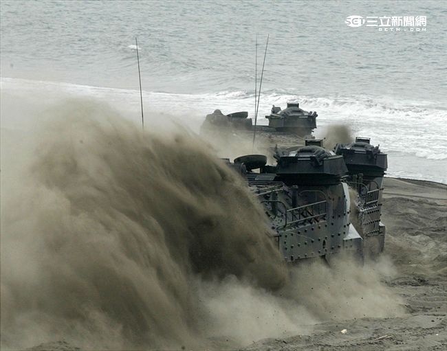 海軍陸戰隊幾乎勝任所有地形作戰的AAV7A1兩棲突擊車，可進行連續7個小時的兩棲水面航行操作， 是目前全世界性能最優異的兩棲戰鬥車輛。 。（記者邱榮吉/攝影）