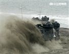 海軍陸戰隊幾乎勝任所有地形作戰的AAV7A1兩棲突擊車，可進行連續7個小時的兩棲水面航行操作， 是目前全世界性能最優異的兩棲戰鬥車輛。 。（記者邱榮吉/攝影）
