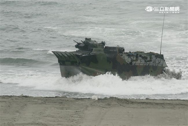 海軍陸戰隊幾乎勝任所有地形作戰的AAV7A1兩棲突擊車，可進行連續7個小時的兩棲水面航行操作， 是目前全世界性能最優異的兩棲戰鬥車輛。 。（記者邱榮吉/攝影）