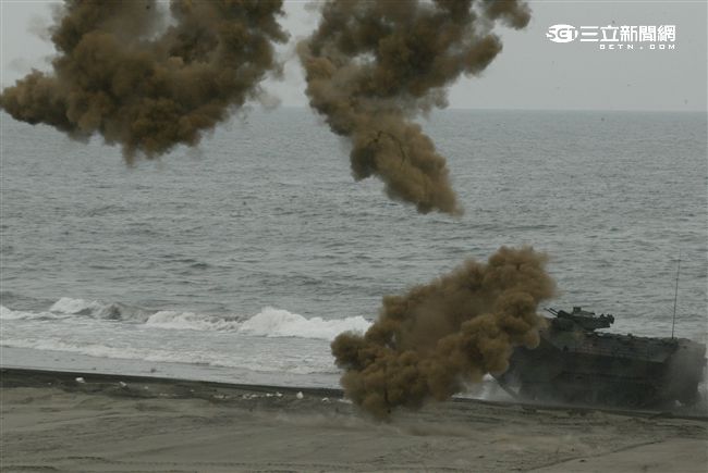 海軍陸戰隊幾乎勝任所有地形作戰的AAV7A1兩棲突擊車，可進行連續7個小時的兩棲水面航行操作， 是目前全世界性能最優異的兩棲戰鬥車輛。 。（記者邱榮吉/攝影）