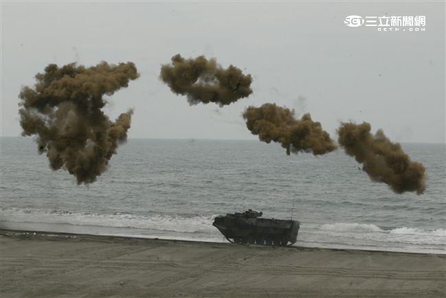 海軍陸戰隊幾乎勝任所有地形作戰的AAV7A1兩棲突擊車，可進行連續7個小時的兩棲水面航行操作， 是目前全世界性能最優異的兩棲戰鬥車輛。 。（記者邱榮吉/攝影）