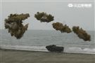 海軍陸戰隊幾乎勝任所有地形作戰的AAV7A1兩棲突擊車，可進行連續7個小時的兩棲水面航行操作， 是目前全世界性能最優異的兩棲戰鬥車輛。 。（記者邱榮吉/攝影）