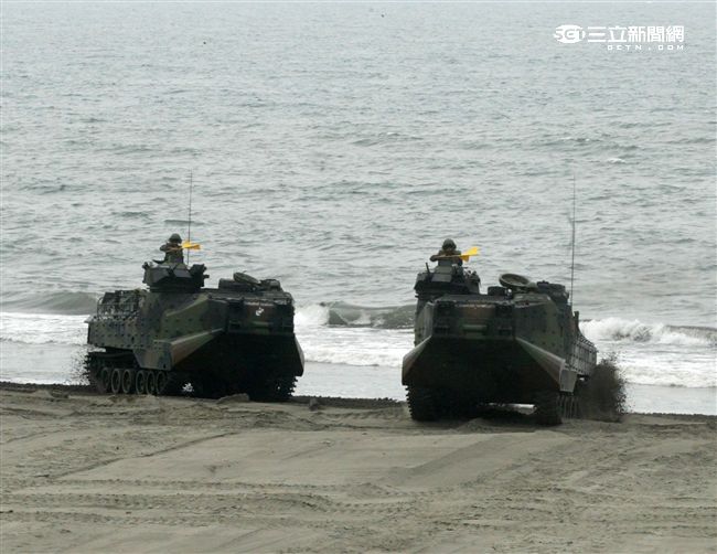 海軍陸戰隊幾乎勝任所有地形作戰的AAV7A1兩棲突擊車，可進行連續7個小時的兩棲水面航行操作， 是目前全世界性能最優異的兩棲戰鬥車輛。 。（記者邱榮吉/攝影）